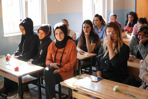 Eskişehir'de geçirdiği kazada yaşamını yitiren sınıf öğretmeni Burcu Öğretir için görev yaptığı okulda düzenlenen anma etkinliğinde, mesai arkadaşları, öğrencileri ve veliler gözyaşlarına hakim olamadı