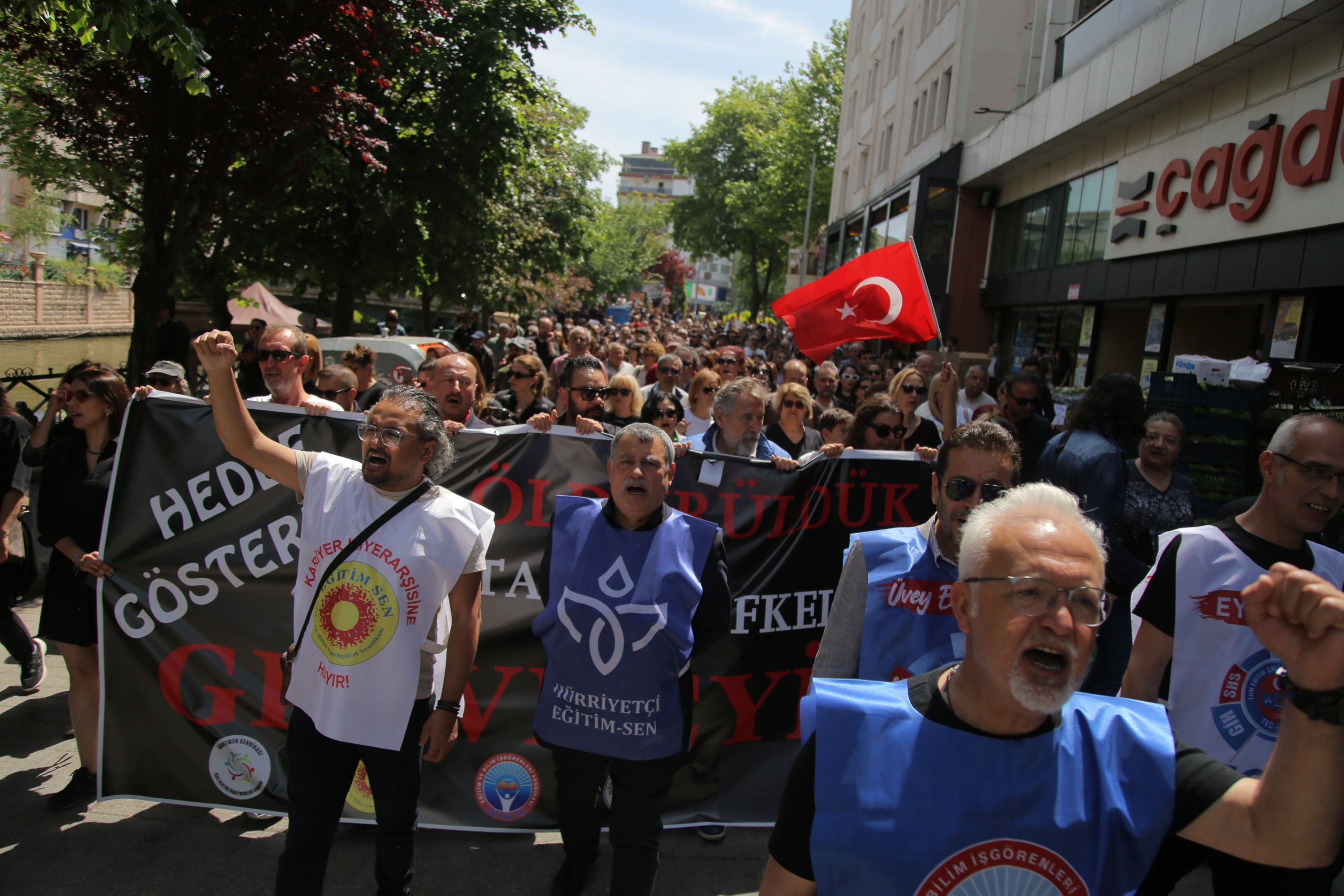 Eskişehir'de, 20 Aralık 2022 tarihinde İstanbul Eyüpsultan'da öğrencisi tarafından silahla öldürülen okul müdürü İbrahim Oktugan için eğitim emekçileri bir araya geldi. Sendika üyesi binlerce öğretmenin katıldığı protestolar Ulus Anıtı önünde gerçekleşti.

Eğitim Sen, Eğitim İş, Özel Sektör Öğretmenleri Sendikası, Hürriyetçi Eğitim Sen, Tüm Öğrenci Velileri Dayanışma Derneği ve Tüm Eğitim Çalışanları Sendikası üyesi öğretmenler, cinayeti kınamak ve çalışma koşullarının iyileştirilmesi için taleplerini dile getirmek için bir araya geldi. Öğretmenlere, öğrenciler ve veliler de destek verdi.

Eğitimciler, "Önlüklerimize kan bulaştı. Artık yeter! Can korkusuyla çalışmak istemiyoruz" diyerek Milli Eğitim Bakanı Yusuf Tekin'e istifa çağrısında bulundu.

Eğitim sendikaları, Oktugan'ın öldürülmesinin ardından Tüm Türkiye'de iş bırakmıştı.

Bu trajik olay, eğitim camiasında büyük üzüntü ve öfkeye yol açtı. Öğretmenler, artan şiddete ve güvensiz çalışma koşullarına karşı tepkilerini dile getirmek için seslerini yükseltmeye devam ediyorlar.