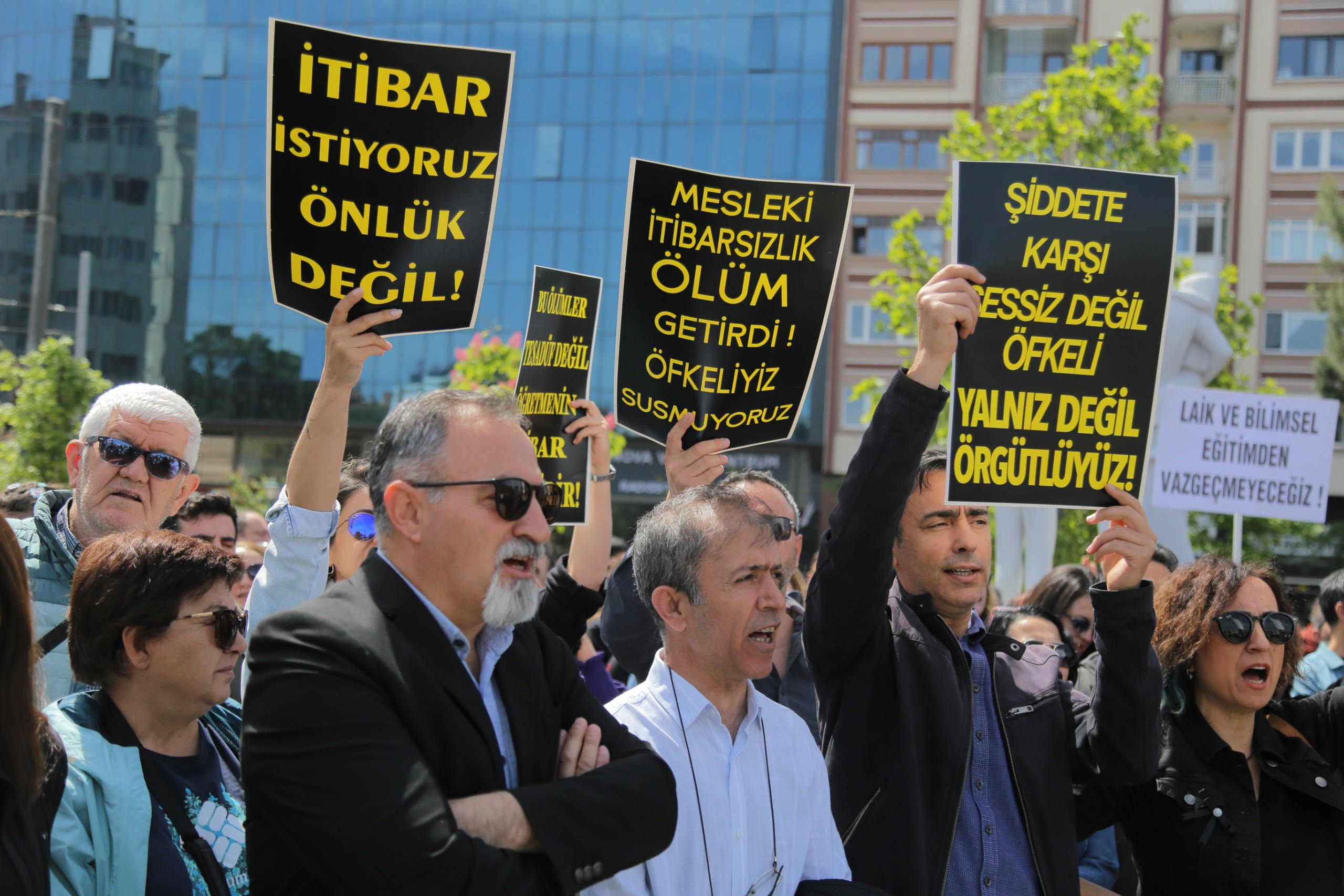 Eskişehir'de, 20 Aralık 2022 tarihinde İstanbul Eyüpsultan'da öğrencisi tarafından silahla öldürülen okul müdürü İbrahim Oktugan için eğitim emekçileri bir araya geldi. Sendika üyesi binlerce öğretmenin katıldığı protestolar Ulus Anıtı önünde gerçekleşti.

Eğitim Sen, Eğitim İş, Özel Sektör Öğretmenleri Sendikası, Hürriyetçi Eğitim Sen, Tüm Öğrenci Velileri Dayanışma Derneği ve Tüm Eğitim Çalışanları Sendikası üyesi öğretmenler, cinayeti kınamak ve çalışma koşullarının iyileştirilmesi için taleplerini dile getirmek için bir araya geldi. Öğretmenlere, öğrenciler ve veliler de destek verdi.

Eğitimciler, "Önlüklerimize kan bulaştı. Artık yeter! Can korkusuyla çalışmak istemiyoruz" diyerek Milli Eğitim Bakanı Yusuf Tekin'e istifa çağrısında bulundu.

Eğitim sendikaları, Oktugan'ın öldürülmesinin ardından Tüm Türkiye'de iş bırakmıştı.

Bu trajik olay, eğitim camiasında büyük üzüntü ve öfkeye yol açtı. Öğretmenler, artan şiddete ve güvensiz çalışma koşullarına karşı tepkilerini dile getirmek için seslerini yükseltmeye devam ediyorlar.