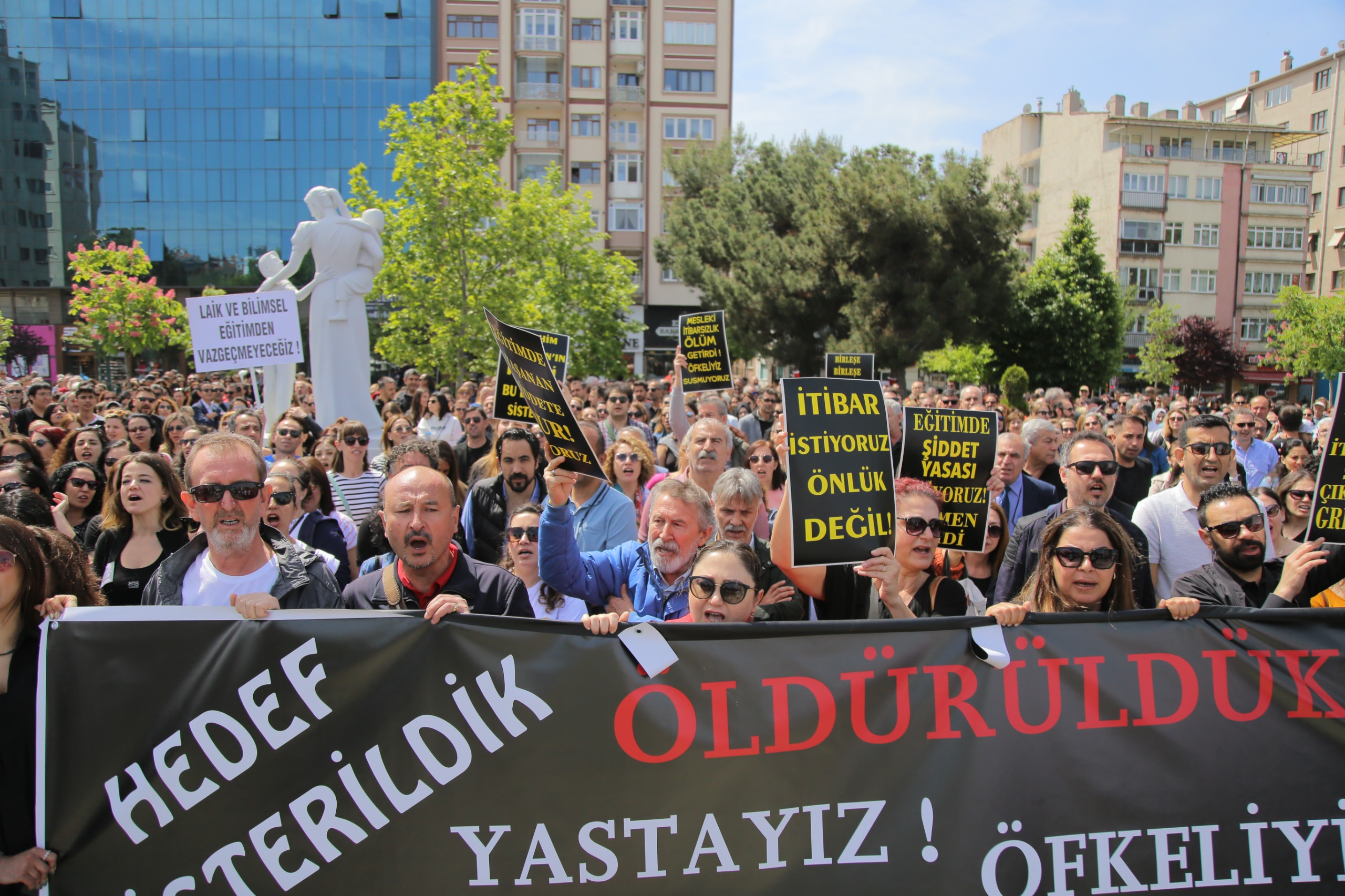 Eskişehir'de, 20 Aralık 2022 tarihinde İstanbul Eyüpsultan'da öğrencisi tarafından silahla öldürülen okul müdürü İbrahim Oktugan için eğitim emekçileri bir araya geldi. Sendika üyesi binlerce öğretmenin katıldığı protestolar Ulus Anıtı önünde gerçekleşti.

Eğitim Sen, Eğitim İş, Özel Sektör Öğretmenleri Sendikası, Hürriyetçi Eğitim Sen, Tüm Öğrenci Velileri Dayanışma Derneği ve Tüm Eğitim Çalışanları Sendikası üyesi öğretmenler, cinayeti kınamak ve çalışma koşullarının iyileştirilmesi için taleplerini dile getirmek için bir araya geldi. Öğretmenlere, öğrenciler ve veliler de destek verdi.

Eğitimciler, "Önlüklerimize kan bulaştı. Artık yeter! Can korkusuyla çalışmak istemiyoruz" diyerek Milli Eğitim Bakanı Yusuf Tekin'e istifa çağrısında bulundu.

Eğitim sendikaları, Oktugan'ın öldürülmesinin ardından Tüm Türkiye'de iş bırakmıştı.

Bu trajik olay, eğitim camiasında büyük üzüntü ve öfkeye yol açtı. Öğretmenler, artan şiddete ve güvensiz çalışma koşullarına karşı tepkilerini dile getirmek için seslerini yükseltmeye devam ediyorlar.