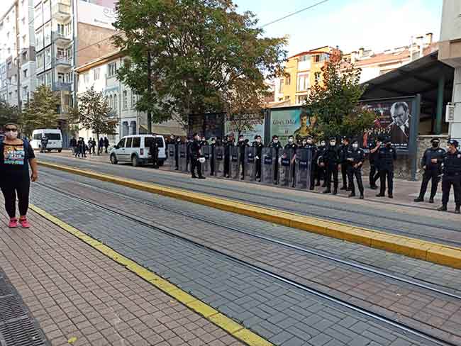 Türkiye genelinde ‘Yaşamak İstiyoruz’ çağrısıyla başlattıkları kampanya ile ilgili Eskişehir’de de stant kurup basın açıklaması yapmak isteyen Halkevi üyelerine emniyet görevlileri izin vermedi