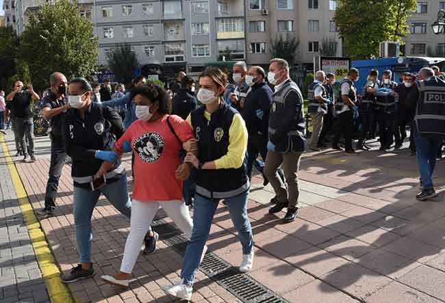 Gözaltılar sebebiyle basın açıklaması Halkevi binası önünde gerçekleştirildi. Açıklamayı yapan Sibel Gündüz Koca şunları söyledi: 