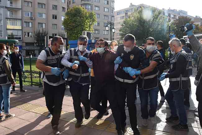 İşten çıkarma tam olarak yasaklanmalı; işçiler, çalışma süreciyle bağlantılı her hangi bir durumda COVİD-19 riskiyle karşı karşıya kaldıklarında kıdem tazminatlarını alarak istifa edebilmelidir. Ücretsiz izin işçinin rızasına bağlanmalıdır. 