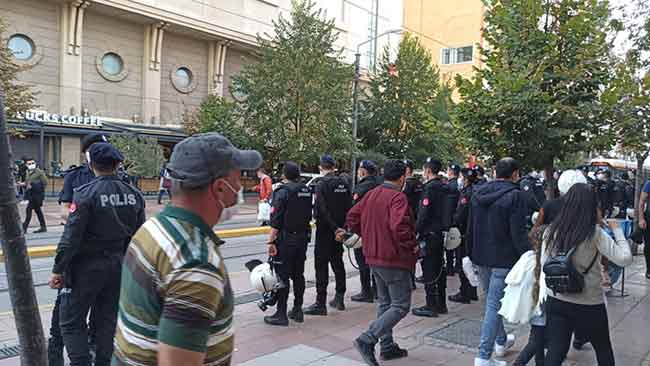 Kısa çalışma ödeneği ve ücretsiz izin desteği en az asgari ücret seviyesinde tutulmalı ve geçen süre prim gününe eklenmelidir. COVİD-19 her sağlık çalışanı için “meslek hastalığı”, fiilen iş yerinde çalışan her işçi için de “iş kazası” sayılmalıdır.  Kültür, sanat ve eğlence gibi pandemide çalıştırılmayan emekçilere destek sağlanmalıdır