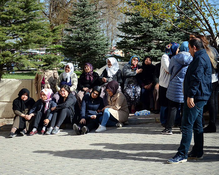 Eskişehir Osmangazi Üniversitesi (ESOGÜ) Eğitim Fakültesinde düzenlenen silahlı saldırının ardından cenazeleri alacak olan ailelerin acılı bekleyişi sürüyor. 