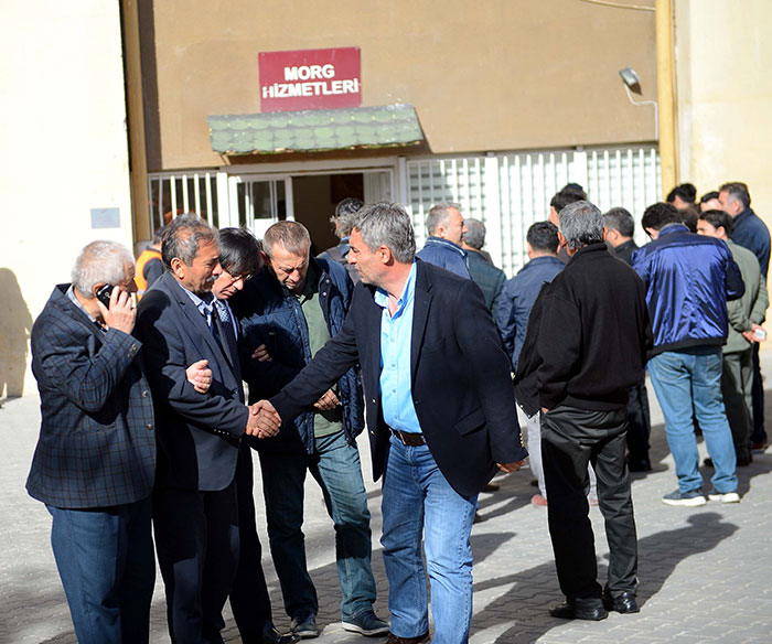 Eskişehir Osmangazi Üniversitesi (ESOGÜ) Eğitim Fakültesinde düzenlenen silahlı saldırının ardından cenazeleri alacak olan ailelerin acılı bekleyişi sürüyor. 