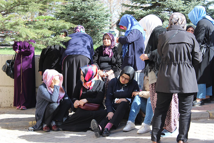 Eskişehir Osmangazi Üniversitesi (ESOGÜ) Eğitim Fakültesinde düzenlenen silahlı saldırının ardından cenazeleri alacak olan ailelerin acılı bekleyişi sürüyor. 