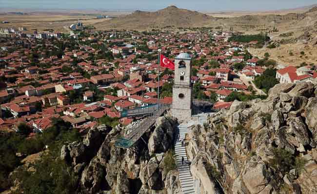 Saatin 5 günü geçirmemek kaydıyla kurulması gerektiğini ifade eden Gürkan, şunları kaydetti:  "Saat 4-5 günde bir kurulursa durmaz. 3-4 günde bir gelip kuruyorum. Şehir dışına gideceksem döneceğim zamanı hesaplayıp, saati kurarak yola öyle çıkıyorum. Şu anda bana yardımcı olacak kimsem yok. Tek başına devam ettiriyorum. Sağlığım el verdiği müddetçe kimsenin yardımına da gerek görmüyorum. İleride güvenilir bir kişiye teslim edebilirim."