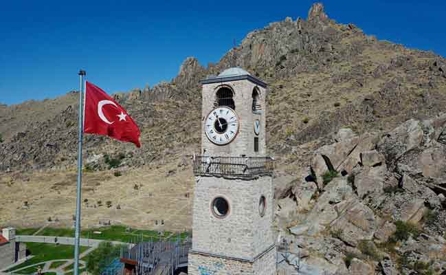 Ustası Süleyman Özenç'in yanında çırakken de saatle ilgilendiğini belirten Gürkan, şöyle konuştu: