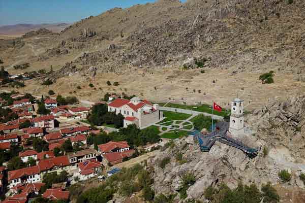 "Ustam, saatin özelliklerini ve kurulma işlemini gösterdikten sonra bütün işleri bana kaldı. Saat bazı arızalar yaptı ancak tamiratından da anladığım için hemen onarıyorum. Bu saatin tamiri için bugüne kadar dışarıdan hiçbir usta gelmedi. Bakımını da yaptığımdan en ufak arızasını gideriyorum. Bazen çanın halatları kopuyor. Bazı yerlerde dişli uyumsuzluğu oluyor. Yataklarından attığı oluyor. Bu gibi arızalarda gayet güzel bir şekilde tamir yapıyorum."