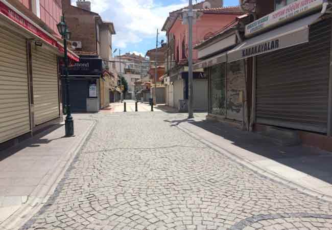 Hamamyolu, Köprübaşı ve İki Eylül caddelerinde yoğunluğu azaltmak amacıyla kurulan polis barikatları kaldırıldı. (Haber ve fotoğraflar: Esra Ünlü)