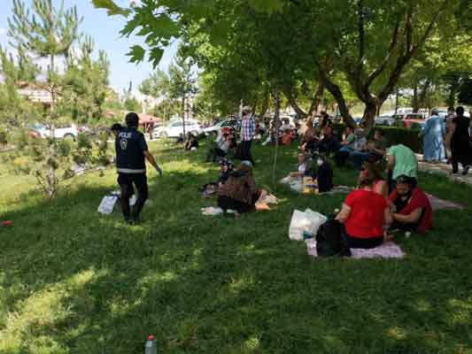 Yükseköretim Kurumları Sınavı (YKS), son oturum olan Yabancı Dil Testi (YDT) ile sona erdi. Sınav yapılan fakülte ve okullar önünde beklerken sosyal mesafe kurallarına uymayan veliler ise sınıfta kaldı.