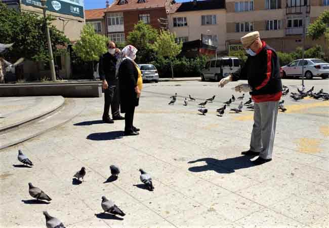 Korona virüs (Covid-19) tedbirleri kapsamında Ramazan Bayramı’nın ilk gününde saat 14.00 ile 20.00 arasında verilen izinle sokağa çıkan yaşlılar, bayramda dışarı çıkmanın mutluluğunu yaşadı. Bayramın buruk geçtiğini belirten yaşlılar, virüs dolayısıyla küçüklere ellerini öptüremedi.