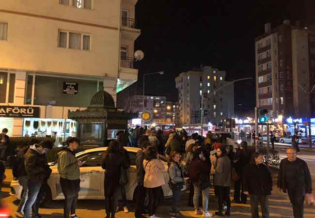 Eskişehir’de okulların tatil olması sonrasında üniversite eğitimi gören binlerce öğrenci memleketlerine dönmek için metrelerce bilet kuyruğuna girdi.