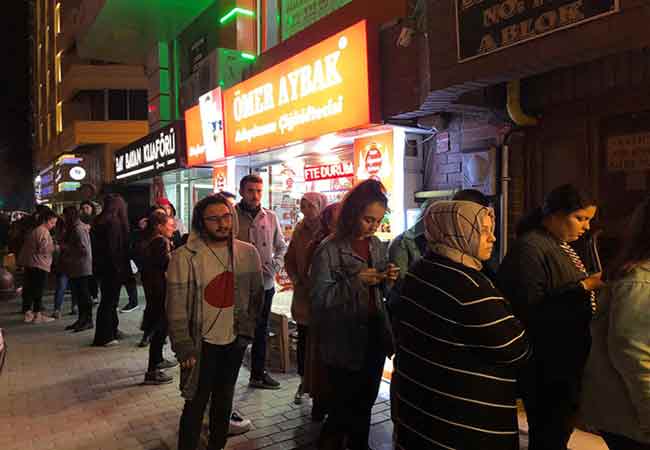 Eskişehir’de okulların tatil olması sonrasında üniversite eğitimi gören binlerce öğrenci memleketlerine dönmek için metrelerce bilet kuyruğuna girdi.