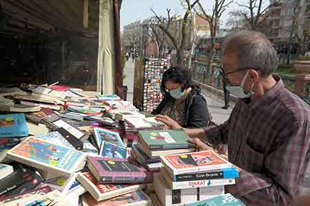 Yasak nedeniyle sokağa çıkamayacak ve evde vakit geçirecek olan vatandaşlar, bu zamanı kitap okuyarak değerlendirmek istiyor.