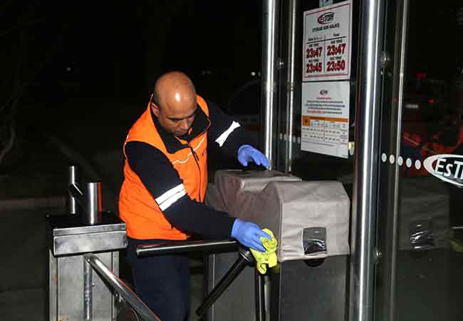 Eskişehir Büyükşehir Belediyesi her gün binlerce yolcunun taşındığı tramvaylar ve otobüslerde salgın hastalık riskine karşı dezenfeksiyon ve sterilizasyon çalışmalarını arttırdı. Araç içi ve dışı rutin temizliklerin yanı sıra Covid-19 (corona) virüsüne karşı koruma ve kontrol amacıyla Sağlık Bakanlığı ve United States Environmental Protection Agency (EPA) onaylı ithal biyosidal ürünlerle de araçlar detaylı olarak temizleniyor. 