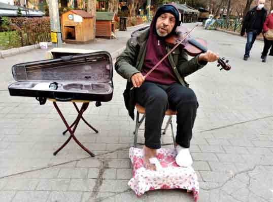 Eskişehir'de şeker hastalığı nedeniyle yaşadığı çeşitli sağlık problemleri sebebi ile ayakkabı giyemeyen ve soğuk havaya rağmen çıplak ayaklarıyla sokakta müzisyenlik yapan Ahmet Azeskin, “Benim ayaklarım üşüyor, ama çaldığım melodi ve nağmelerle halkımızın içi ısınıyor” diyerek mesleğini icra ediyor.