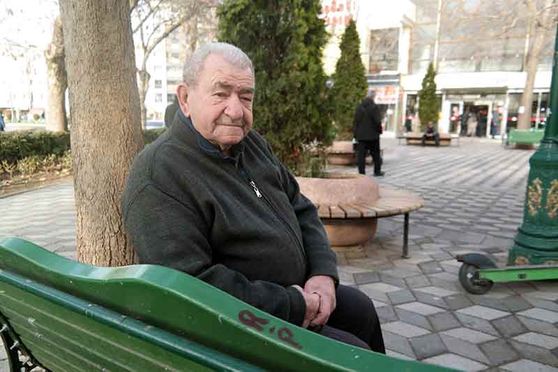 Geldim, onları yerli yerine koydum. Ondan sonra devamlı bankları tamir ettim. Kendi isteğimle. Belediyeyle alakam yok, kendi gönlümden koptu. Nerede görürsem oturak, bazı camilerde çelik çadırları boyarım. Dipleri küflenmiş, onları beyaz boyayla, fırçayla boyarım. Bankların cıvatası olmuyor, cıvatalarını, somunlarını çalıyorlar. Bazısının tahtasını çalıyorlar. Öyle oluyor ki, ön tarafta oturmak zor oluyor. Ön tarafın tahtası bozuksa, eksikse, arkadan işe yaramayan tahtalardan alır ön tarafa koyarım ve oturması çok kolay olur” diye konuştu.