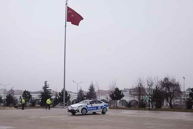 Eskişehir'de, trafik kazalarının azaltılması amacıyla bazı noktalara yerleştirilen "maket polis aracı"nın işlevini artırmak amacıyla güneş enerjili 3 boyutlu mobil maket üretildi.