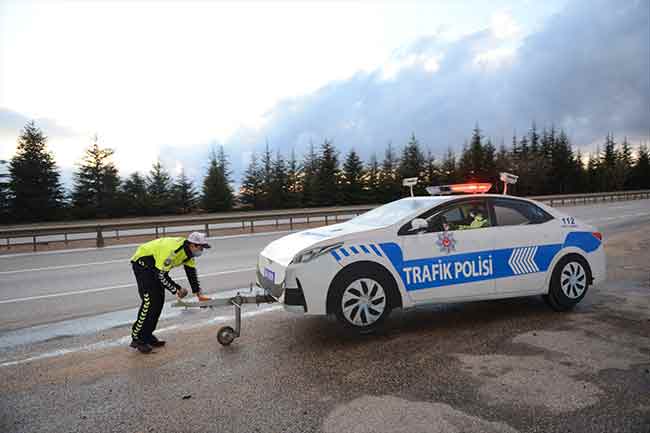 Eskişehir'i çevre illere bağlayan kara yollarında 9 maket polis aracının kullanıldığını aktaran Aydın, bu sayede sorumluluk bölgelerinde 2020 yılında ölümlü trafik kazalarında 2019'a göre yüzde 9, yaralanmalı kazalarda da yüzde 25 düşüş sağlandığını söyledi.