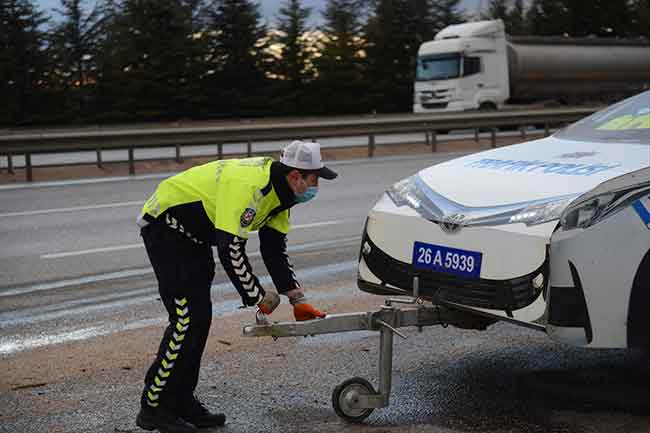 Eskişehir'de, trafik kazalarının azaltılması amacıyla bazı noktalara yerleştirilen "maket polis aracı"nın işlevini artırmak amacıyla güneş enerjili 3 boyutlu mobil maket üretildi.