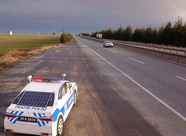 Eskişehir'de, trafik kazalarının azaltılması amacıyla bazı noktalara yerleştirilen "maket polis aracı"nın işlevini artırmak amacıyla güneş enerjili 3 boyutlu mobil maket üretildi.