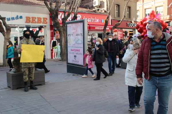 Yoldan geçen bir başka vatandaşlardan olan Rıfat Afar ise; “Onların hakkını hiçbir zaman ödeyemeyiz, onlar başımızın tacıdır. Şurada rahat bir hayat görüyorsak onların sayesindedir” ifadelerini kullandı.