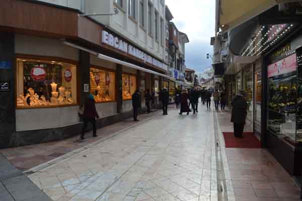 Eskişehir Kuyumcular Çarşısı’nda müşteri bekleyen esnaf, insanların artık internetten hediye paketlerini aldıkları, Kuyumcular Çarşı’sına gelmediği belirtti.