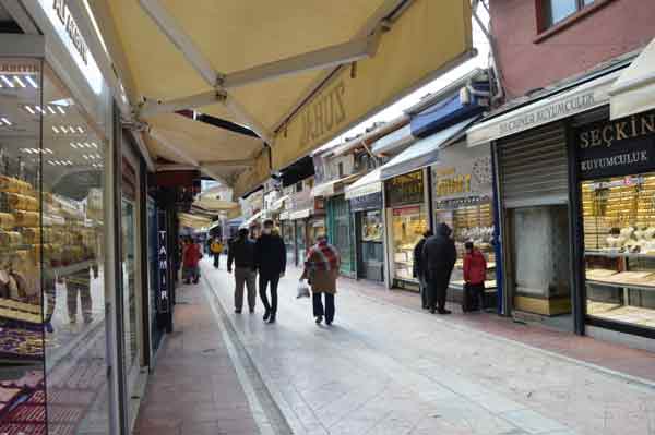 Başka bir kuyumcu, haftanın son gününde 14 Şubat için hareketlik beklerken kuyumcular en durgun zamanını yaşadığı ifade etti. Bir kuyumcu esnafı ise, "Umduğumuzu bulamadık. İnsanlar bizden hediye almak yerine evde kalarak uzaktan alış-veriş yapıyor. Önceki günlerde çok az bir artış vardır satışta. Ancak bugün son gün olmasına rağmen herkes gibi ben de boş geçirdim. Müşteri gelmiyor. Gelen de bakıp geri gidiyor” dedi.