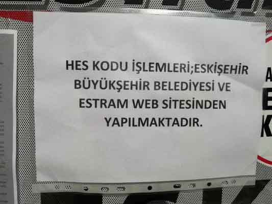 Vatandaşların Çukur Çarşı olarak da bilinen bölgede yer alan BİLEM önünde oluşturduğu kuyrukta, sosyal mesafe kurallarının ihlal edildiği fotoğraf karelerine yansıdı. BİLEM yetkililerinin ve zabıta ekiplerinin uyarılarından bir süre sonra mesafelerin yeniden ihlal edildiği dikkat çekti.