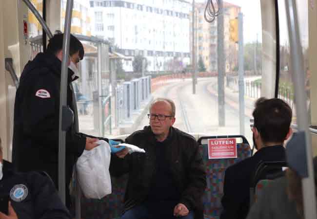 Korona Virüs ile Mücadele Eylem Planı kapsamında toplu taşıma araçlarında seyahat için maske zorunluluğu getiren Eskişehir Büyükşehir Belediyesi, tramvaylarda, bilet gişelerinde ve pazarlarda vatandaşlara ücretsiz maske dağıtıyor. 