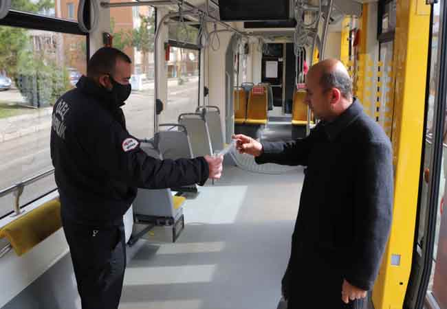 Korona Virüs ile Mücadele Eylem Planı kapsamında toplu taşıma araçlarında seyahat için maske zorunluluğu getiren Eskişehir Büyükşehir Belediyesi, tramvaylarda, bilet gişelerinde ve pazarlarda vatandaşlara ücretsiz maske dağıtıyor. 