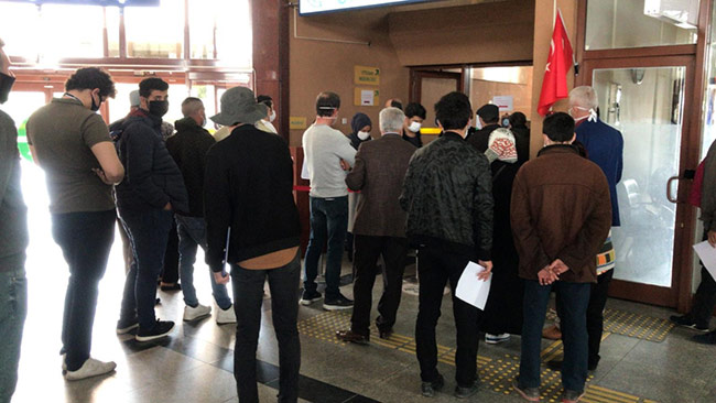 Eskişehir Şehirlerarası Otobüs Terminalinde oluşturulan Seyahat İzin Kurulu’na başvuran vatandaşların bazıları sosyal mesafe kuralına uymazken, kalabalık içinde maske bile takmayanların yer aldığı gözlendi.