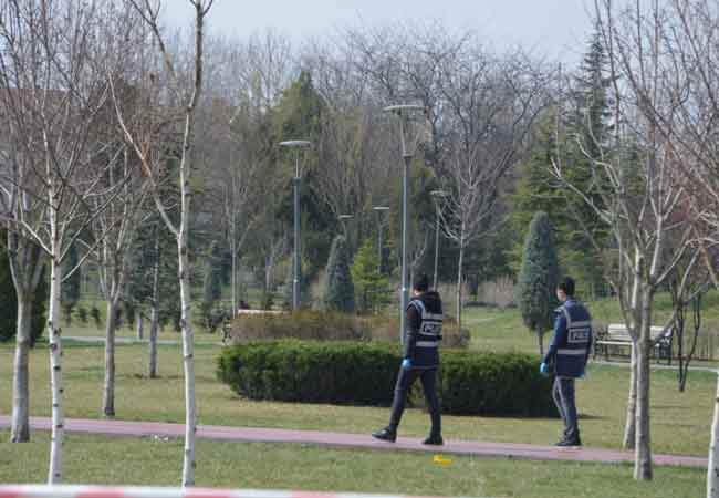 Dede Korkut Parkı, koronavirüs tedbirleri kapsamında valiliğin talimatıyla İl Gençlik ve Spor Müdürlüğü tarafından güvenlik şeridi çekilerek bir süreliğine kapandı. (Esra Ünlü)