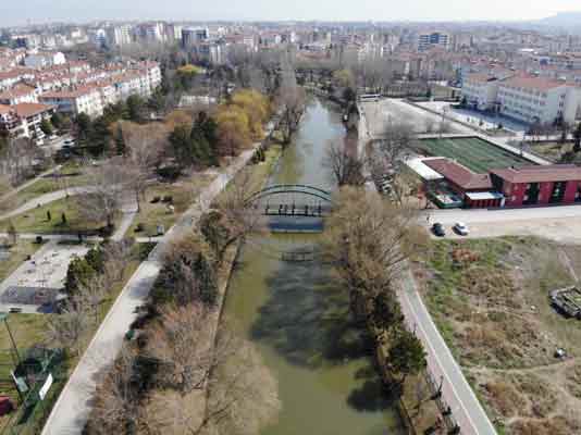 Eskişehir'de hafta sonu uygulanan sokağa çıkma kısıtlamasıyla birlikte sessizliğe bürünen Kanlıkavak Parkı drone ile havadan görüntülendi.