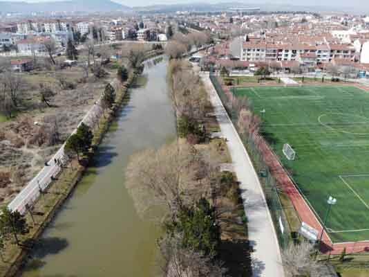 Eskişehir'de hafta sonu uygulanan sokağa çıkma kısıtlamasıyla birlikte sessizliğe bürünen Kanlıkavak Parkı drone ile havadan görüntülendi.