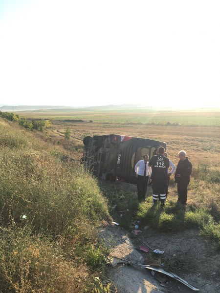 Eskişehir'de, kontrolden çıkan şehirlerarası yolcu otobüsünün devrilmesi sonucu 13 kişi yaralandı. 