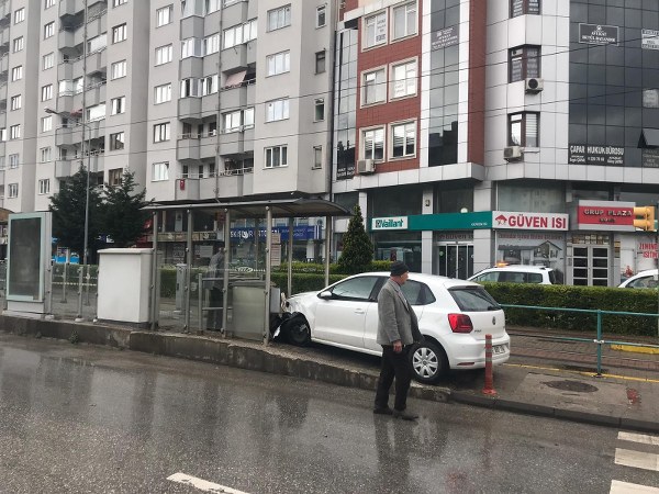 Öte yandan gerçekleşen kazanın güvenlik kamerası görüntülerine ulaşılırken, otomobilin tramvay durağına çarpma ve Sevcan S.'nin savrulması, saniye saniye görüntülendi. 