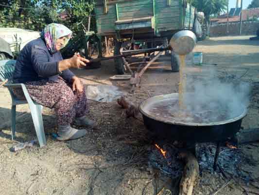 Bu toprak her yerde bulunan bir şey değil. Bunun için dağa çıkmam gerekiyor. Bu toprağı eve getirdikten sonra ise üzümden şıra çıkarmak için üzümleri ezme işlemi başlıyor. Son olarak da toprak ile durulmuş şırayı kazanlarda kaynatıyoruz” dedi.