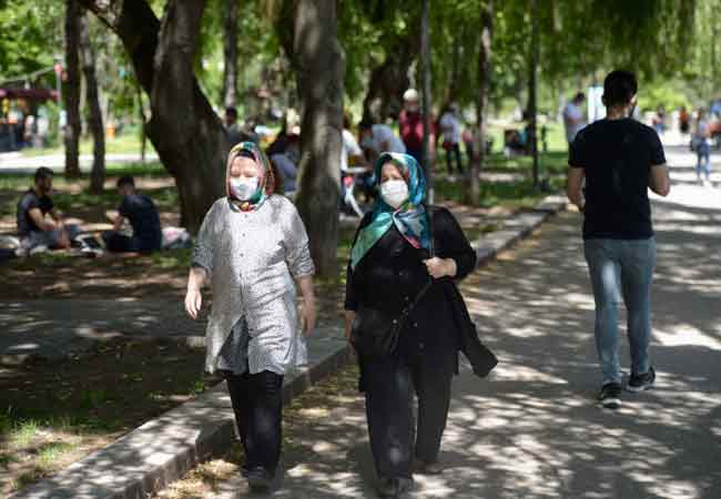 Eskişehir'de yeni tip koronavirüs (Kovid-19) tedbirleri kapsamında sokağa çıkma kısıtlaması 6 saatliğine kaldırılan 65 ve üstü yaşlardakiler ile kronik rahatsızlığı olan kişiler açık havada gezinti yaptı.