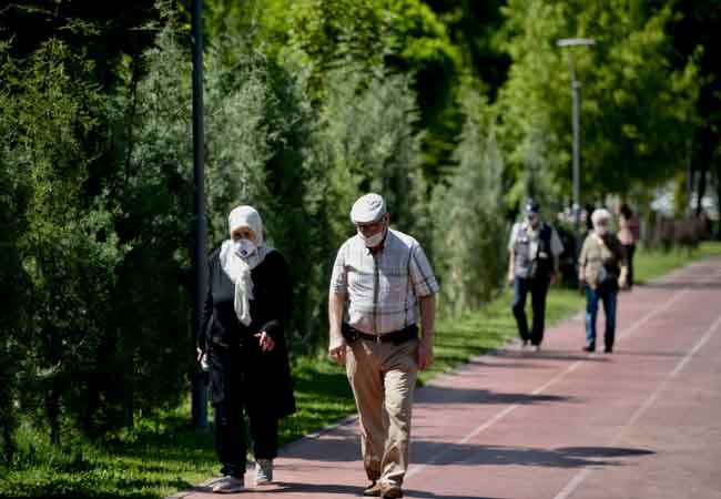 Eskişehir'de yeni tip koronavirüs (Kovid-19) tedbirleri kapsamında sokağa çıkma kısıtlaması 6 saatliğine kaldırılan 65 ve üstü yaşlardakiler ile kronik rahatsızlığı olan kişiler açık havada gezinti yaptı.