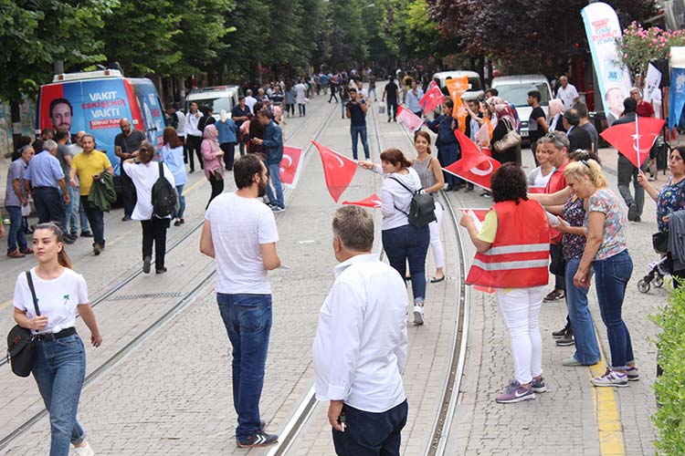 Seçim çalışmalarının hız kazanmasıyla demokratik görüntülerin ortaya çıktığı Eskişehir’de, partiler yan yana kurdukları stantlar ile 24 Haziran seçimleri için gün boyu propaganda yapıyor. 