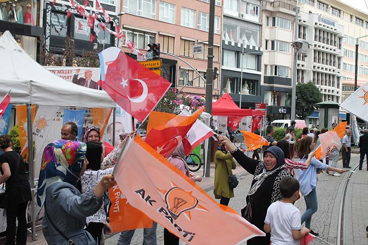 Seçim çalışmalarının hız kazanmasıyla demokratik görüntülerin ortaya çıktığı Eskişehir’de, partiler yan yana kurdukları stantlar ile 24 Haziran seçimleri için gün boyu propaganda yapıyor. 