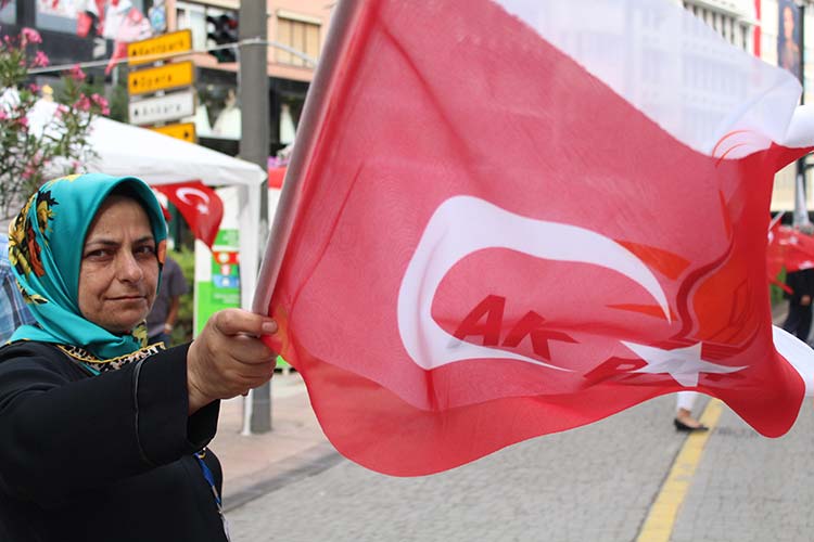 Seçim çalışmalarının hız kazanmasıyla demokratik görüntülerin ortaya çıktığı Eskişehir’de, partiler yan yana kurdukları stantlar ile 24 Haziran seçimleri için gün boyu propaganda yapıyor. 