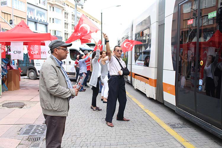 Seçim çalışmalarının hız kazanmasıyla demokratik görüntülerin ortaya çıktığı Eskişehir’de, partiler yan yana kurdukları stantlar ile 24 Haziran seçimleri için gün boyu propaganda yapıyor. 