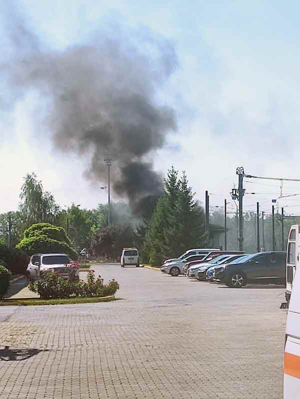 Hatlara ulaşan elektrik enerjisinin kesilmesiyle şehrin dört bir yanında tramvaylar yolda kaldı.