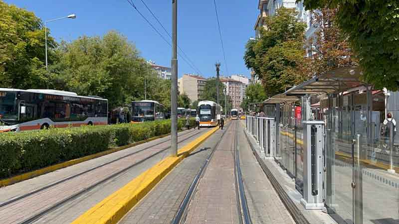 Estram, sosyal medya hesaplarından yaptığı duyuru ile arızanın giderildiğini ve tüm tramvay hatlarının yeniden hizmet vermeye başladığını açıkladı.