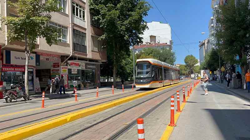 Eskişehir’de tramvay hatlarının bağlı olduğu trafoda çıkan yangının ardından oluşan patlamayla birlikte tramvay seferleri durdu.