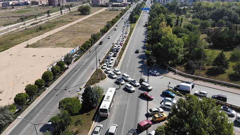 Kentte sabah saatlerinde yoğun araç trafiği oluşurken, sınava yetişmek için 1 saat önce yola çıkan adaylar ve yakınları, araçlarıyla ilerlemekte güçlük çekti. 